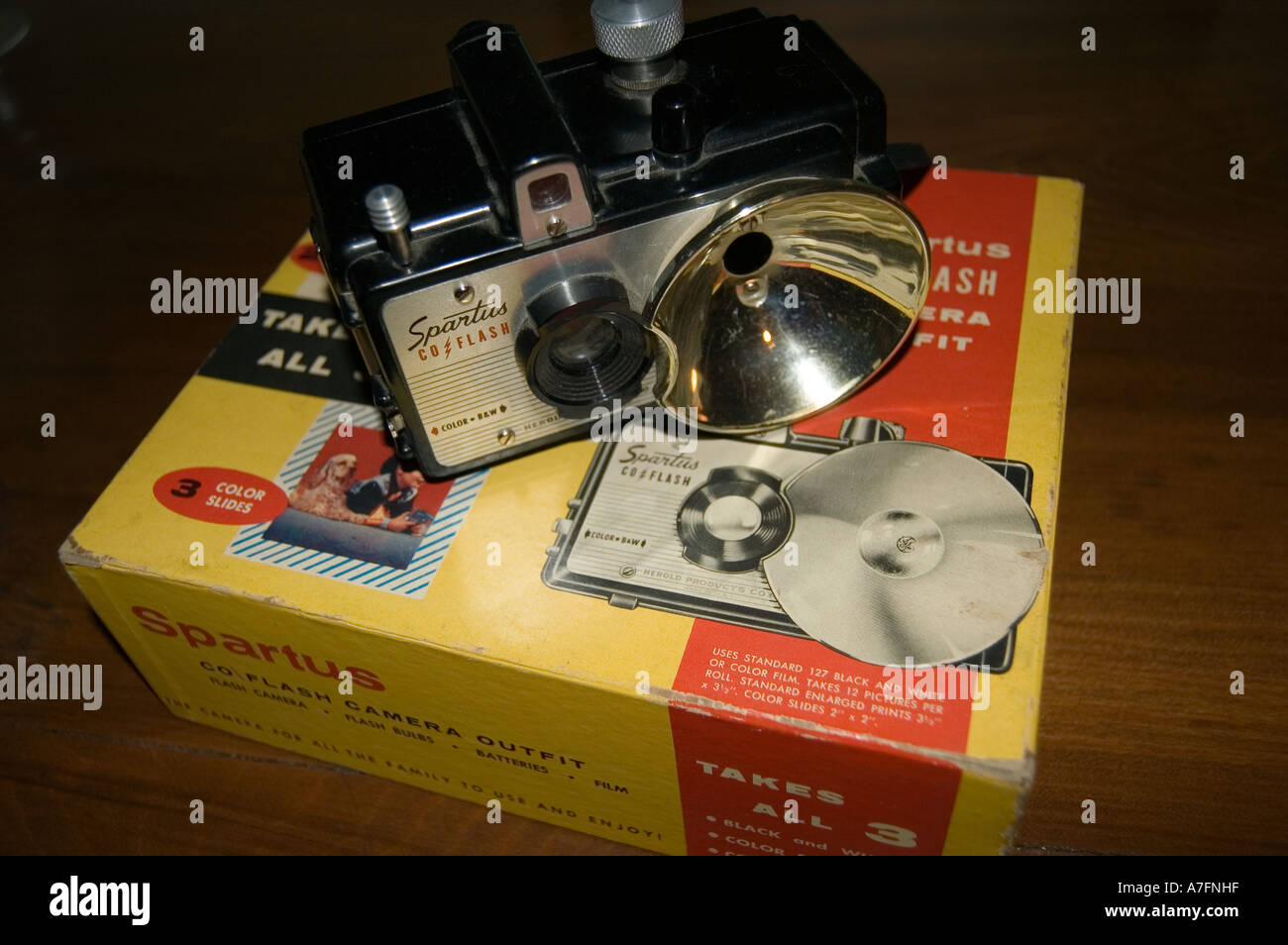 Antike Brownie Kamera auf Originalkarton Stockfoto