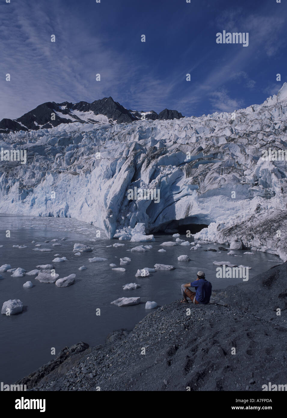 NA, USA, Alaska, Valdez. Wanderer, die immer gute Sicht auf Shoup Gletscher (Mittelformat) Stockfoto