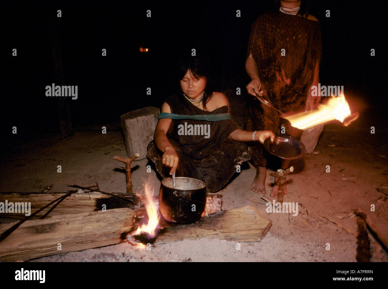 Simpatia Village, Provinz Acre, Amazonas Regenwald, Brasilien: Ashaninka indische Frau kocht über dem offenen Feuer. Stockfoto