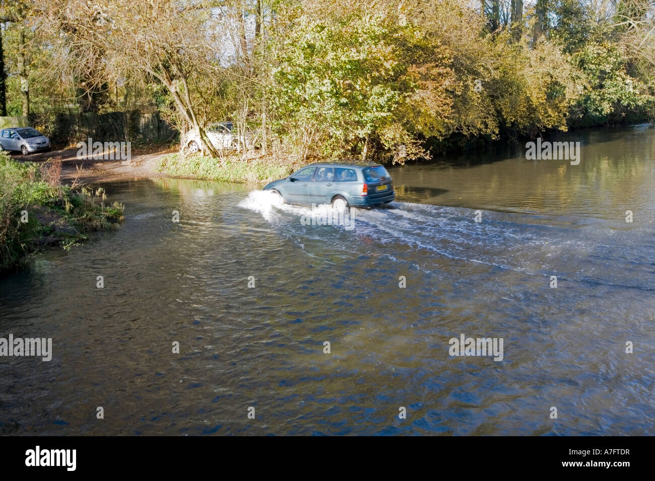 Stream-Ford Auto Kreuzung Hochwasser überflutet Stockfoto