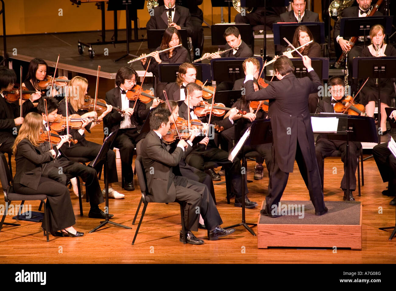 Musikdirektor Kimo Furumoto leitet Schüler Musiker oder die California State University Fullerton Orchestra ein Konzert Stockfoto