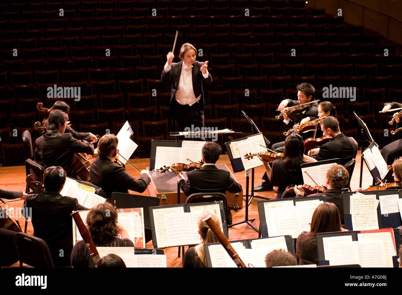 Musikdirektor Kimo Furumoto leitet Schüler Musiker oder die California State University Fullerton Orchestra ein Konzert Stockfoto