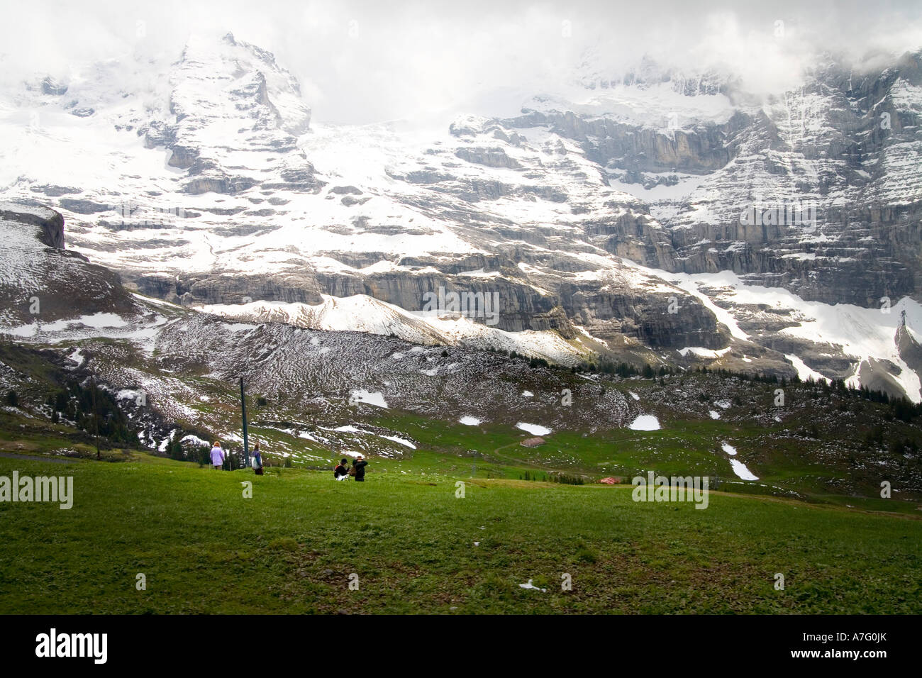 Wanderer Fuß den sanften Weg von Kleine Scheidigg bis Wengen vorbei an der Jungfrau Eiger und Monch Gipfeln einen dreistündigen Spaziergang in Stockfoto
