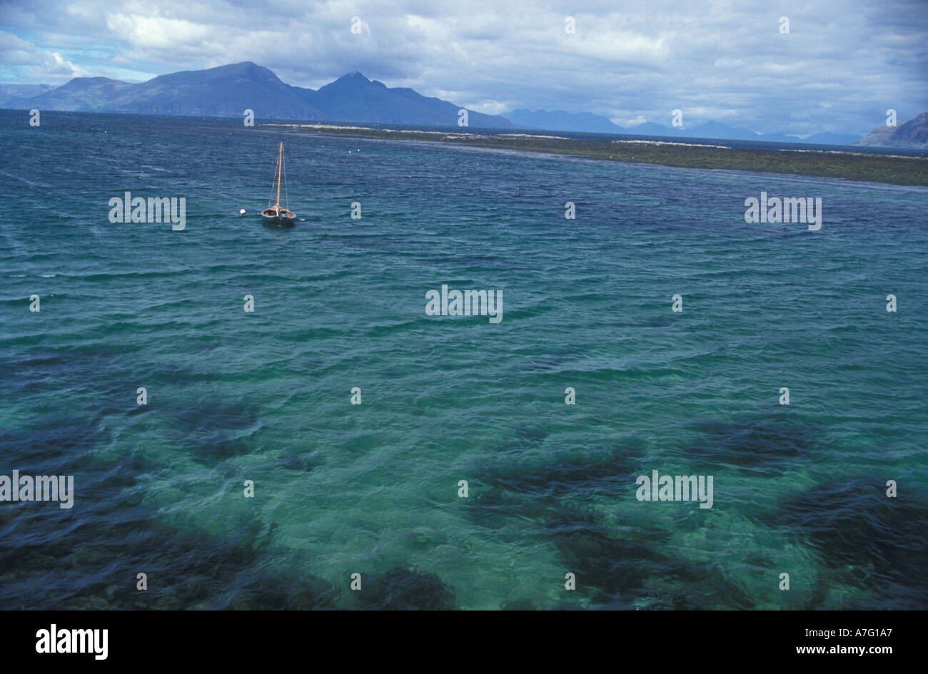 Blick über den Atlantischen Ozean mit einem Ruderboot auf die Insel Eigg und verrühren von Dreck der schottischen Inseln Schottland, Vereinigtes Königreich Stockfoto