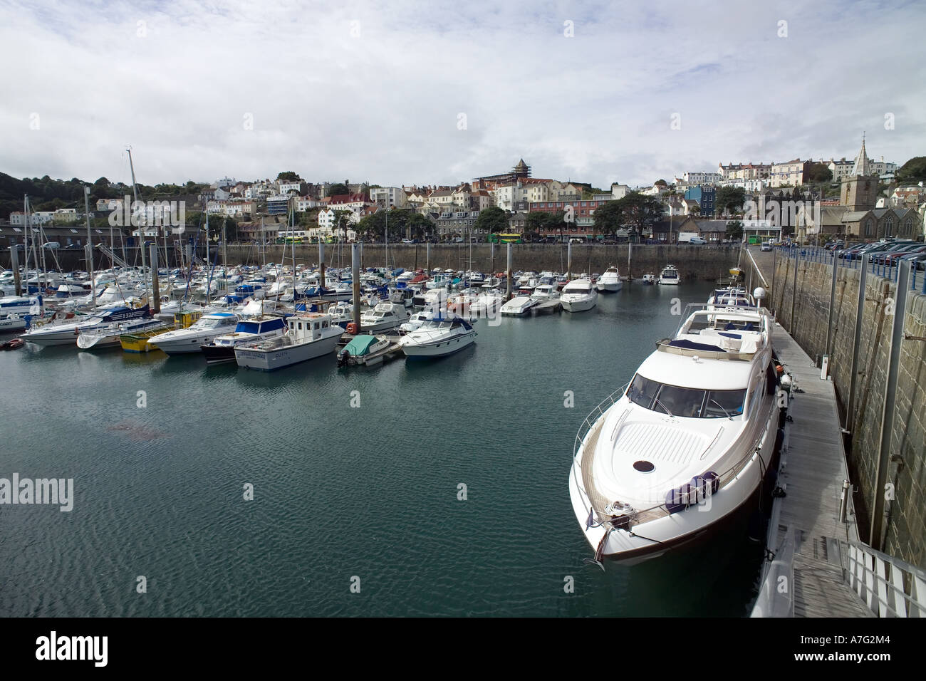 ST PETER PORT HARBOUR UND STADT GUERNSEY KANALINSELN-GROßBRITANNIEN Stockfoto