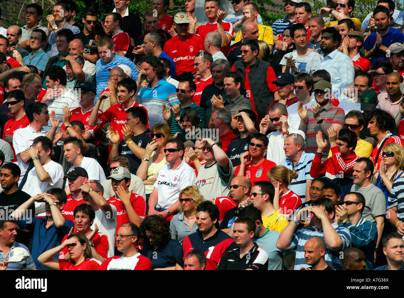 Unterstützer des FC Nottingham Forest sehen sich das Spiel gegen den FC Brentford an, ein Spiel der Coca Cola League 1 am Samstag, den 14. April 2007 Stockfoto