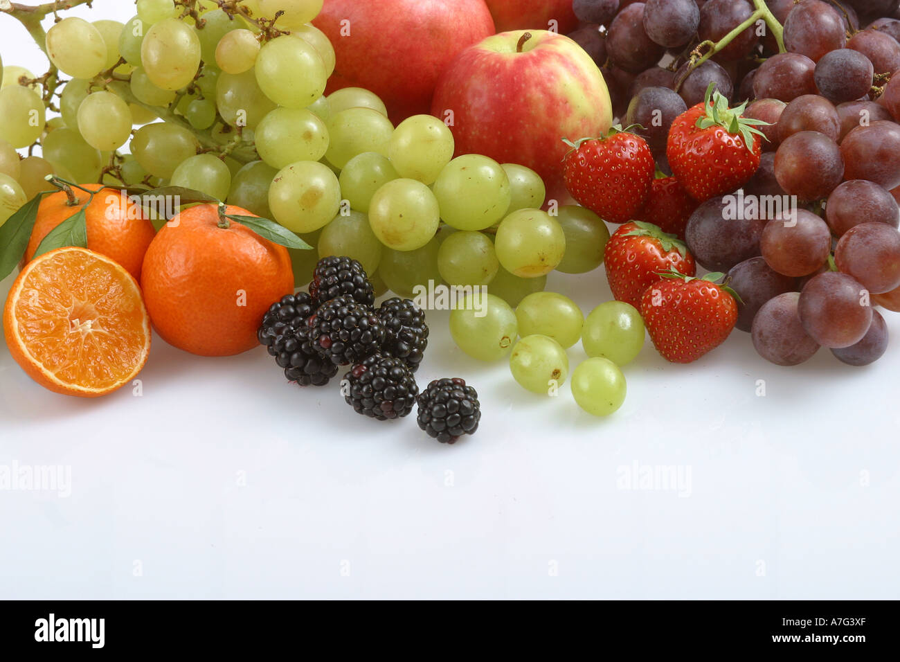 Stillleben mit verschiedenen Beerenfrüchte auf weißem Hintergrund Stockfoto