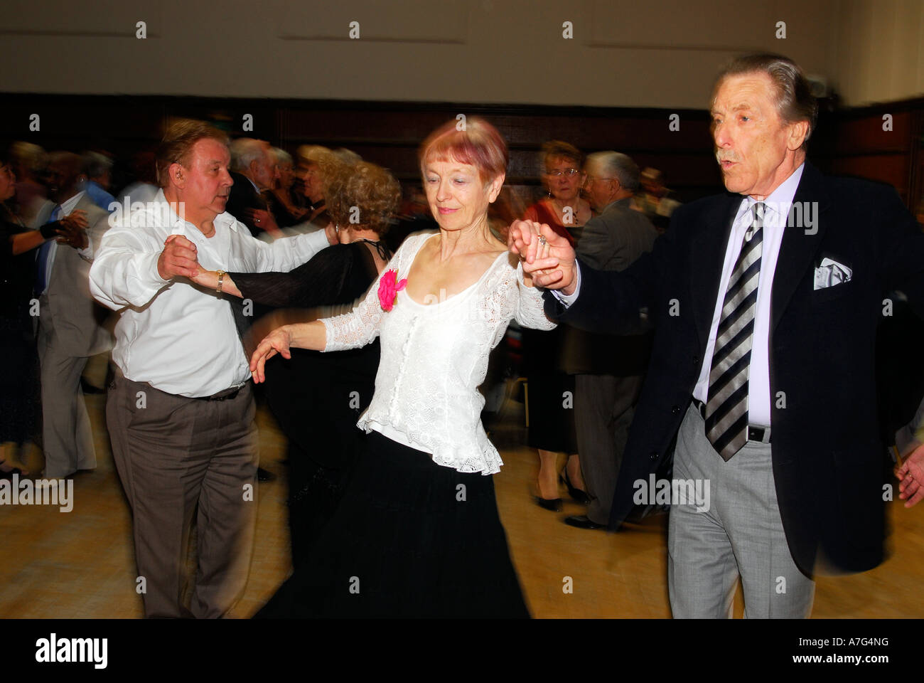 Ältere Paare, die Spaß an einem Tanztee Hammersmith Town Hall London Stockfoto