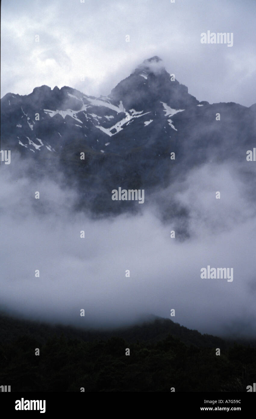 Berg in den Wolken in der Nähe, wo Herr der Ringe teilweise war gefilmt Neuseeland Stockfoto
