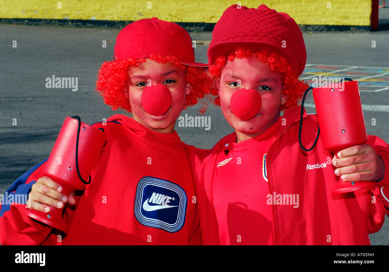 Der Schule zwei primäre Schulkinder auf Red Nose Day, London, UK. Stockfoto