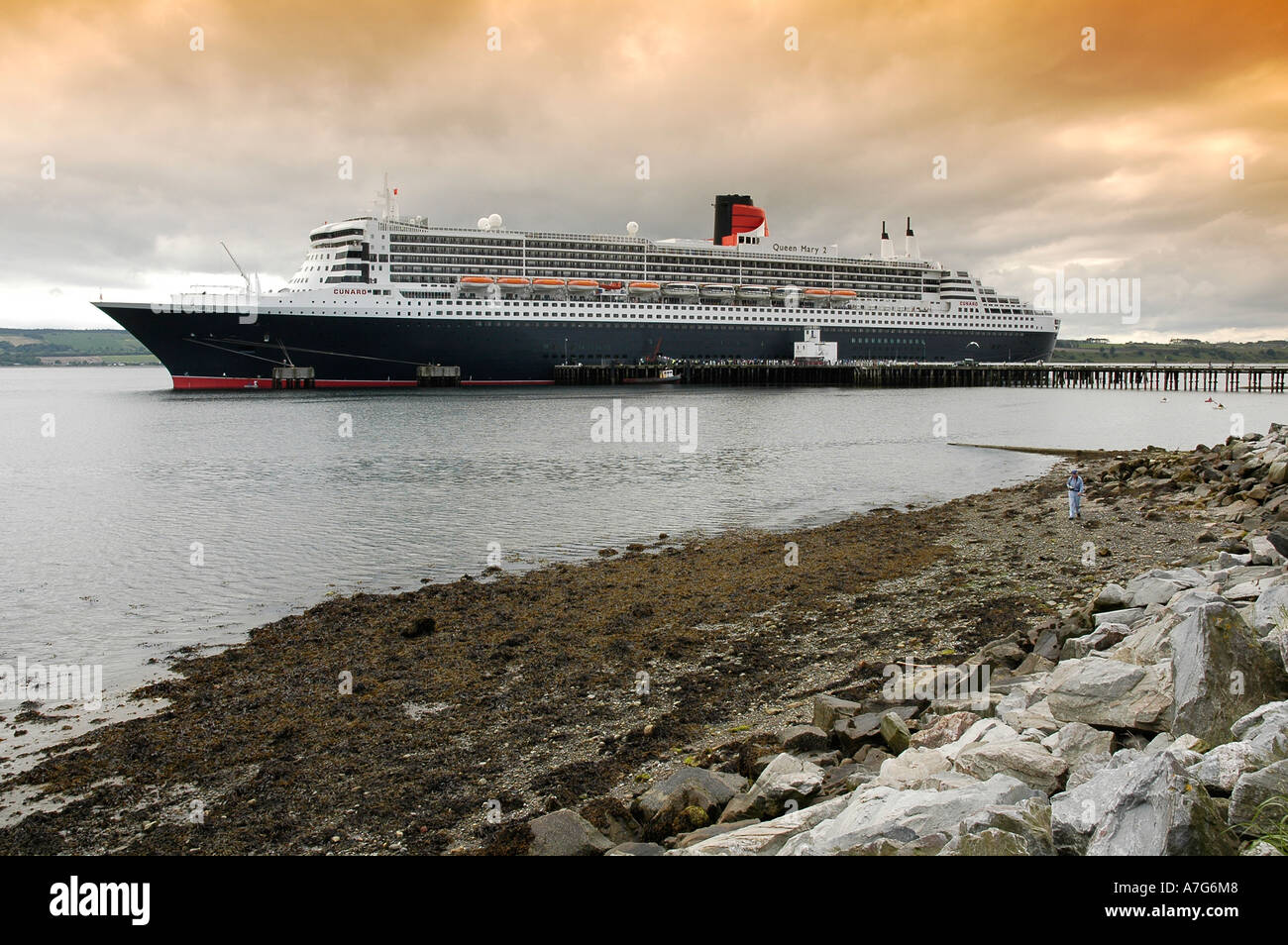 Die majestätische Queen Mary 2 Ozeanriesen, Mädchen rufen in Invergordon, Schottland Stockfoto