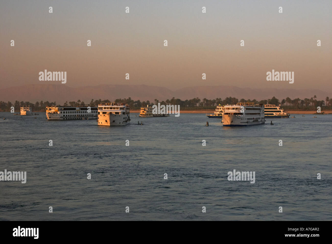 Nil-Kreuzfahrtschiffe an Esna Schleuse warten Stockfoto