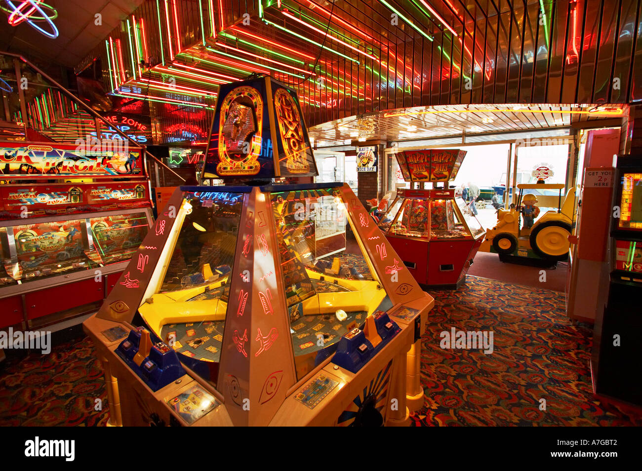 Spielhalle Interieur mit Spielautomaten UK Stockfoto