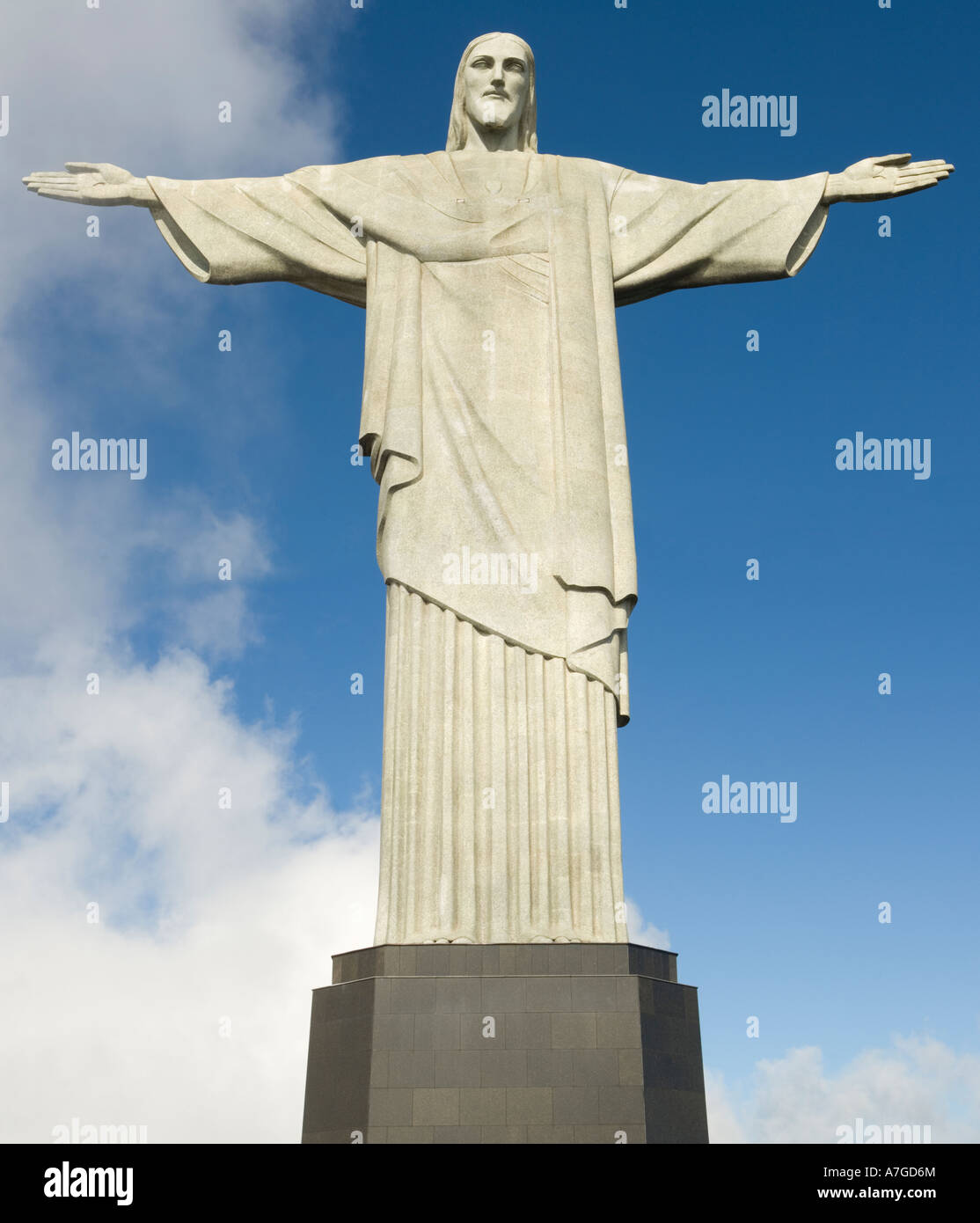 Ein Blick auf die Christusstatue die (Cristo Redentor) mit Blick auf Rio De Janeiro. Stockfoto