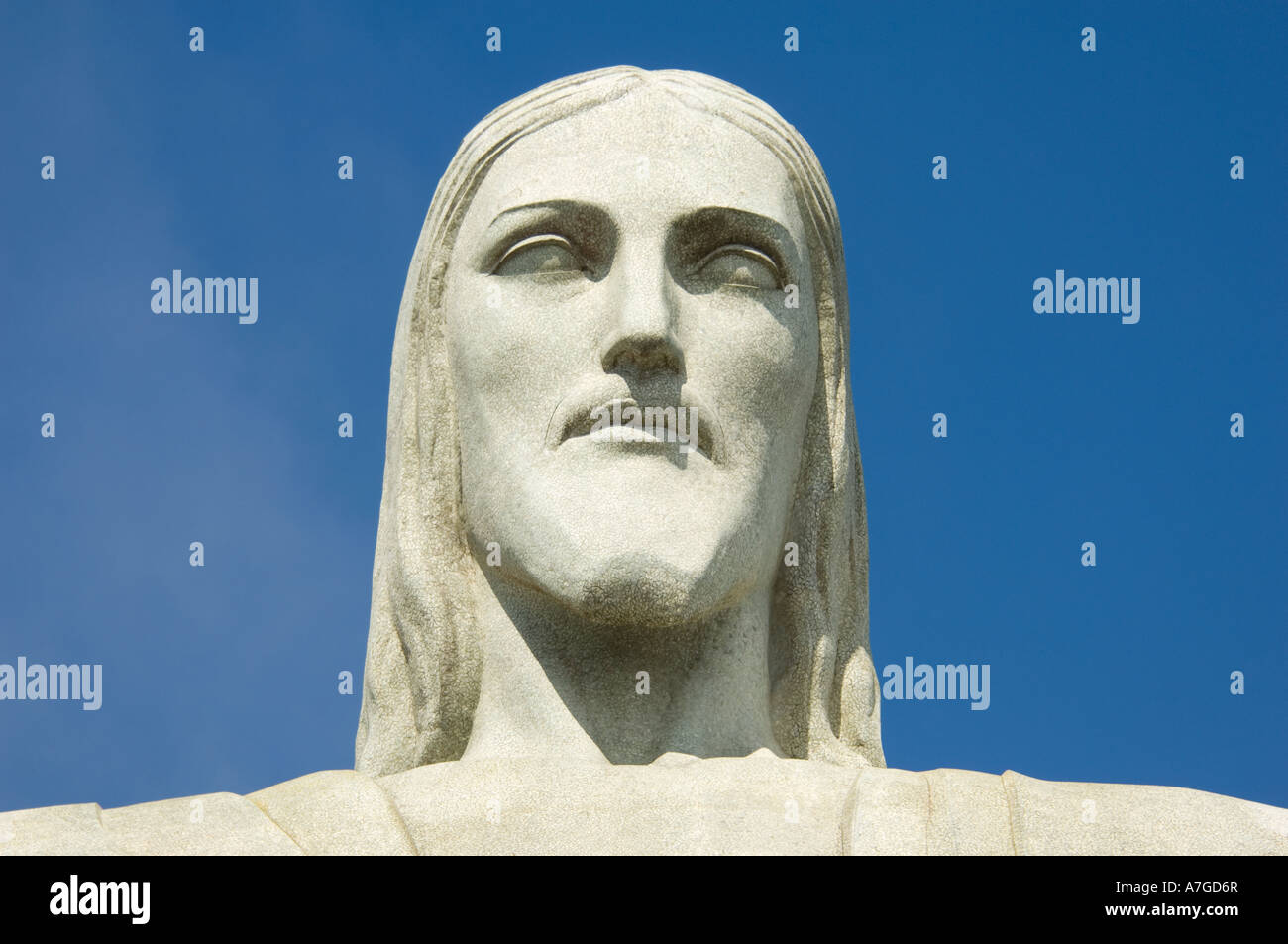 Eine Nahaufnahme "Kopf und Schulter" Anzeigen des Christus die Erlöser (Cristo Redentor) Statue mit Blick auf Rio De Janeiro. Stockfoto