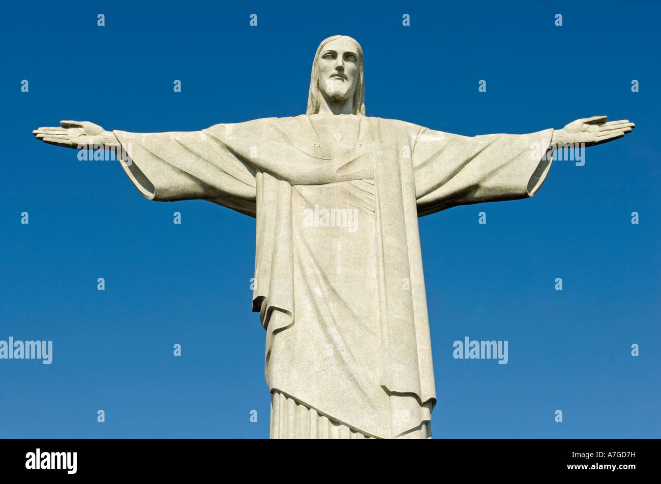 Ein Blick auf die Christusstatue die (Cristo Redentor) mit Blick auf Rio De Janeiro. Stockfoto