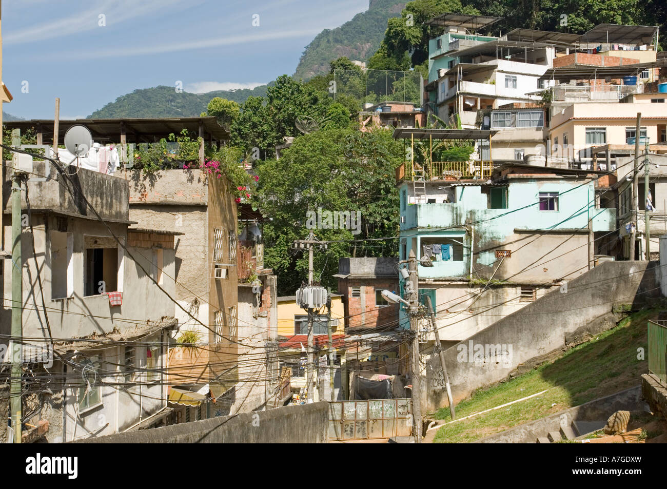 Ein Blick auf eine Favela in Rio De Janeiro, wo die Gebäude auf den Seiten der sehr steilen Bergen gebaut werden können. Stockfoto