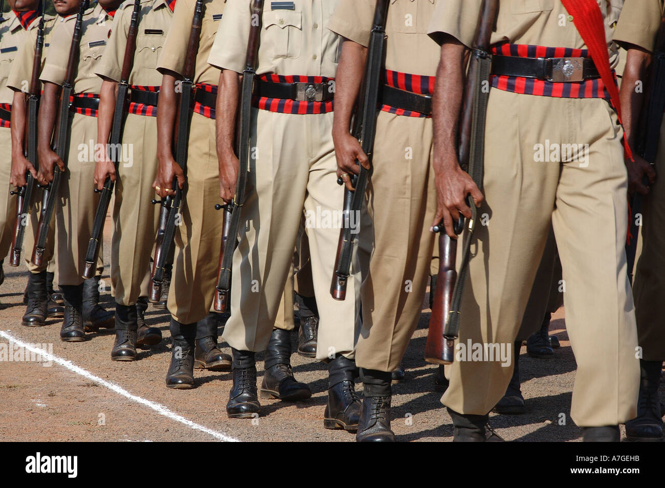 Polizei marschiert mit Gewehren, Republiktag Parade am 26. Januar Indien Stockfoto