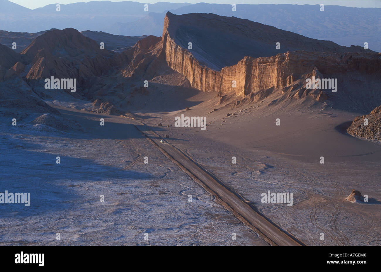 Auto unterwegs durch Valle du la Luna nr Sand Pedro de Atacama Atacama Wüste Chile Stockfoto