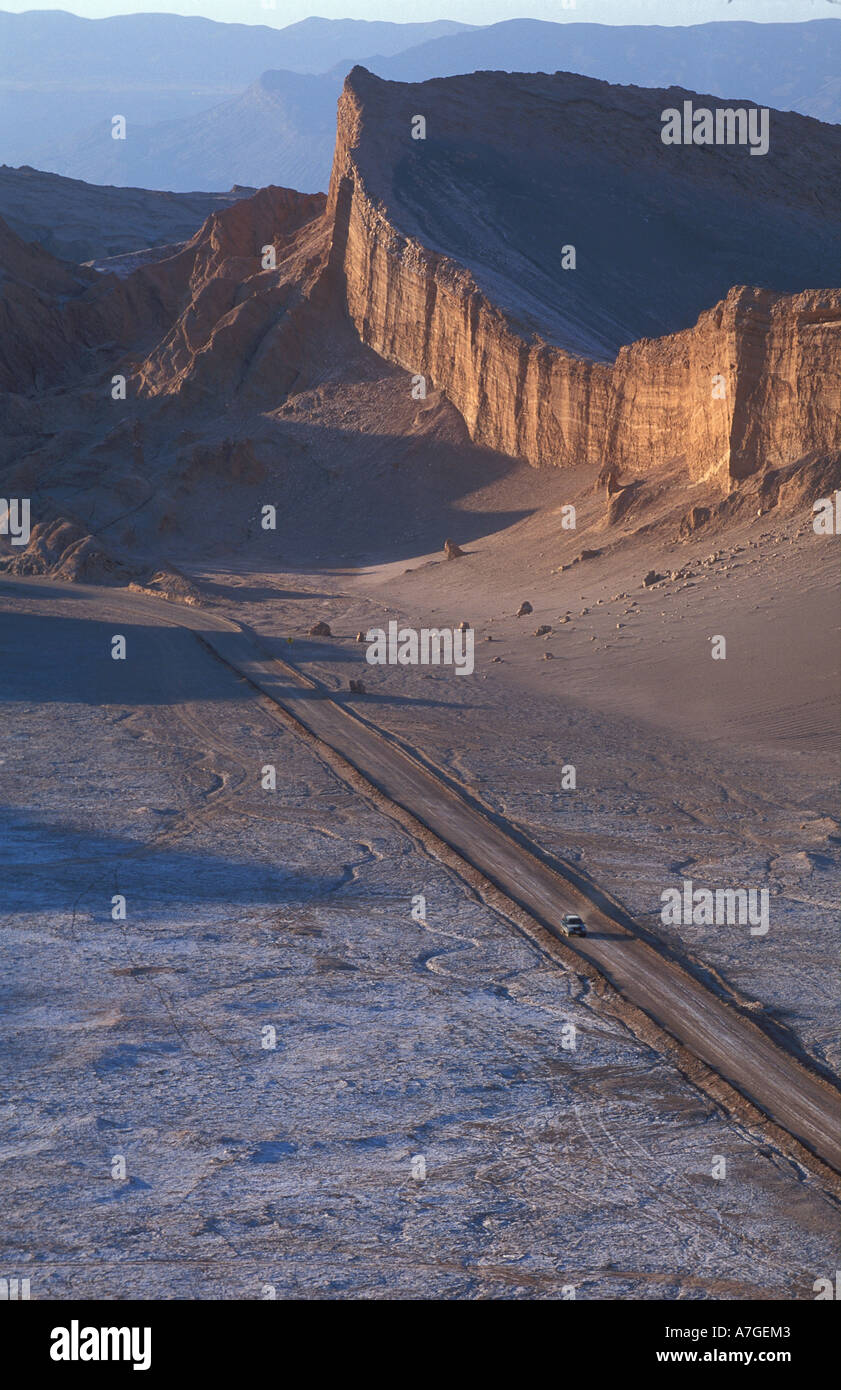 Auto unterwegs durch Valle du la Luna nr Sand Pedro de Atacama Atacama Wüste Chile Stockfoto