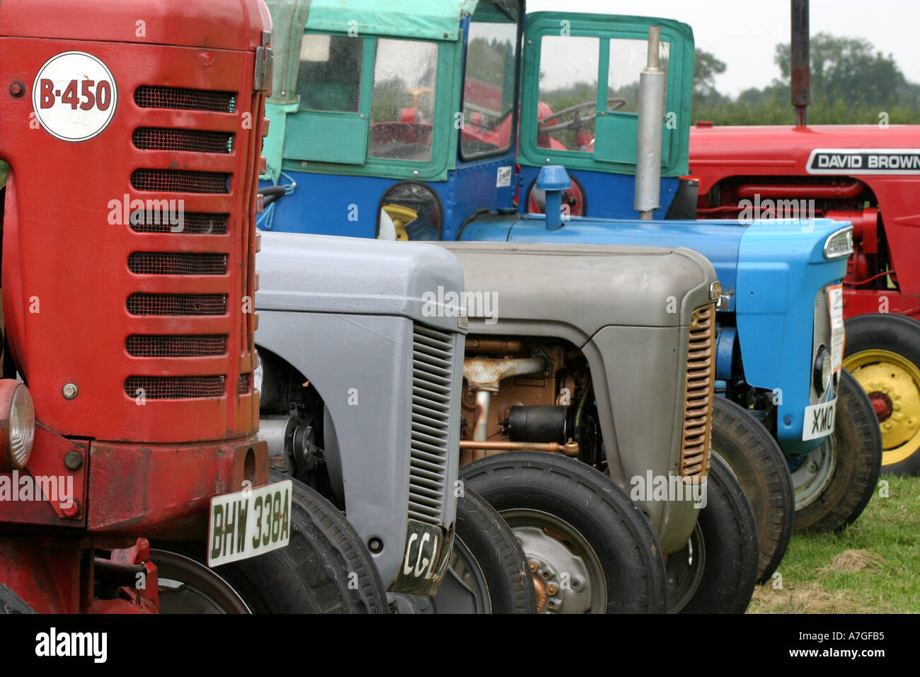 Traktoren im Oldtimerbus transport show Stockfoto