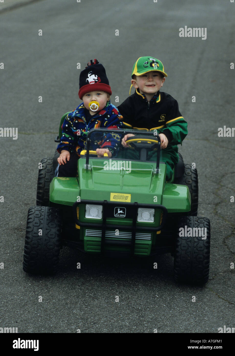 Boys On Spielzeug Jeep im Vereinigten Königreich Stockfoto