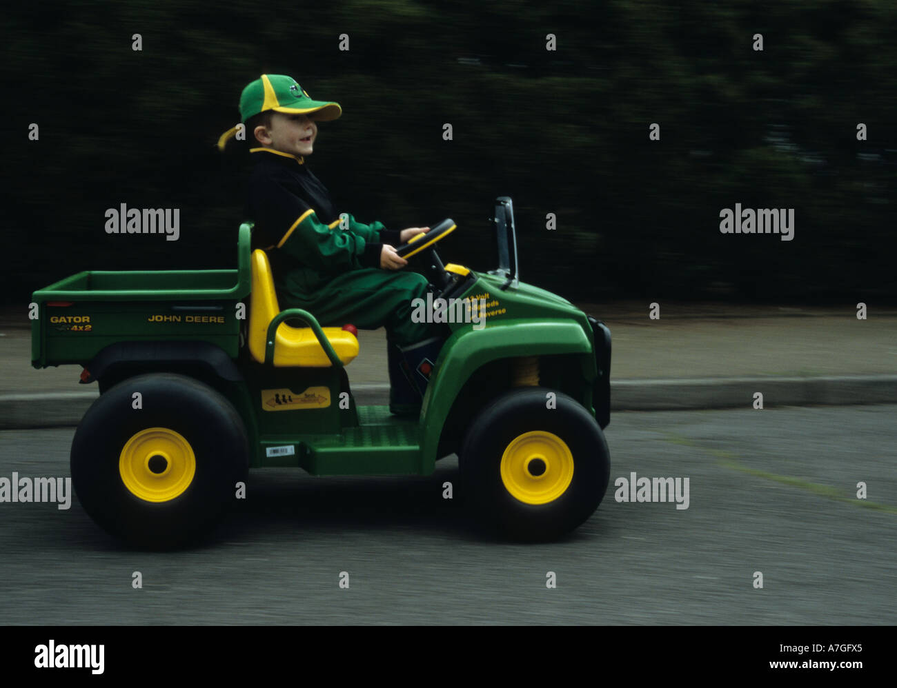 Junge auf Spielzeug Jeep im Vereinigten Königreich Stockfoto