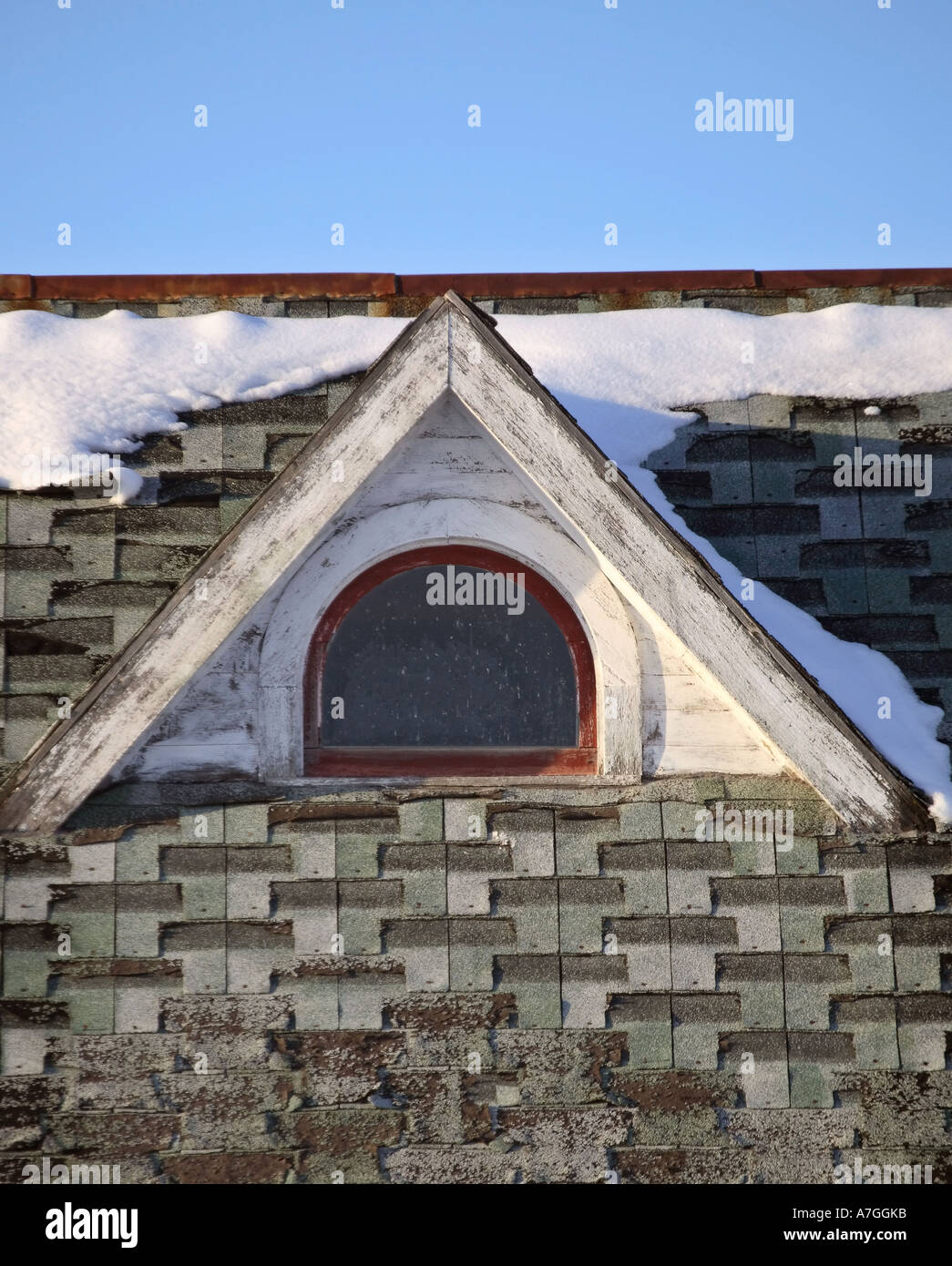 Schnee auf dem Dach des alten Hauses in Drinkwater in malerischen Saskatchewan Kanada Stockfoto
