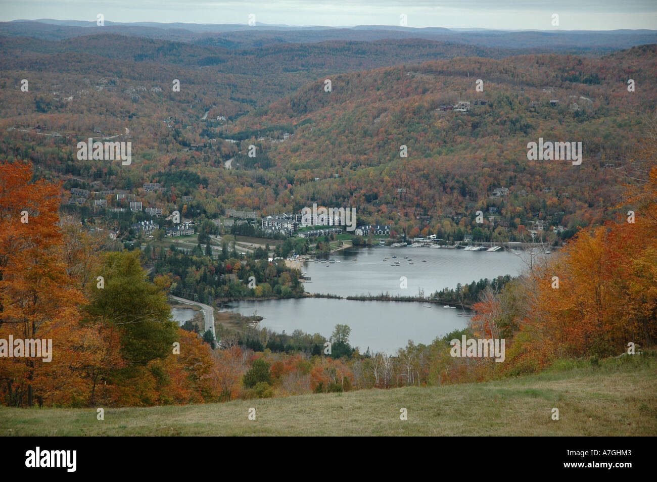 Panorama von Mt Mount Tremblant Resort Lake Quebec Kanada Stockfoto