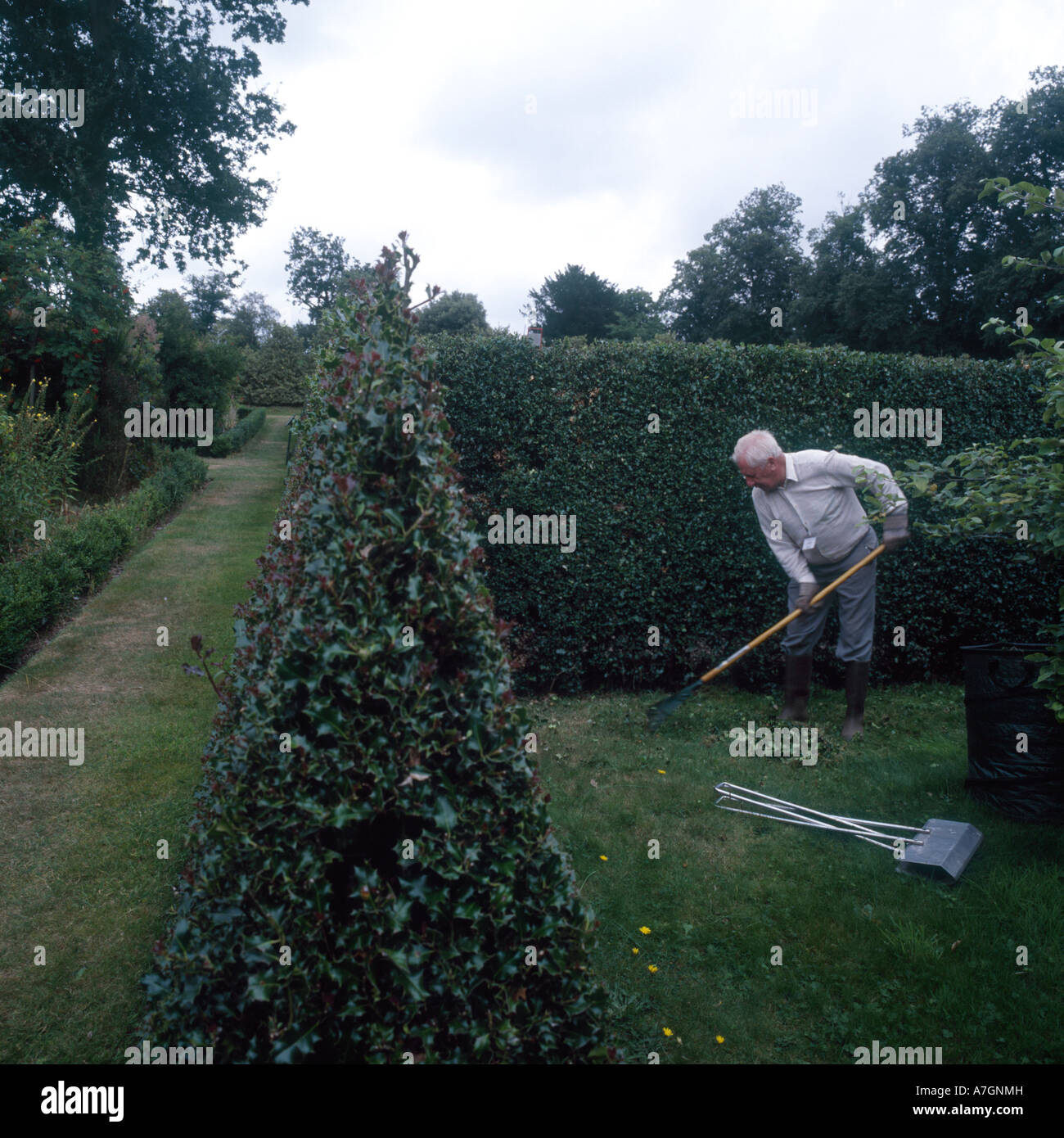 Mitarbeiter von Schloss Castle Bromwich Hall Gärten schön 1800er Jahren ummauerten Garten mit seltenen Pflanzen und dekorativen Labyrinth Stockfoto