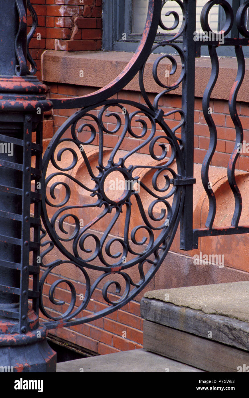 N.a. USA, Georgia, Savannah.  Reich verzierten schmiedeeisernen Details in der Nähe von Faktoren gehen. Stockfoto