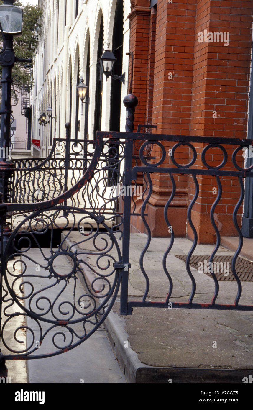N.a. USA, Georgia, Savannah.  Reich verzierten schmiedeeisernen Details in der Nähe von Faktoren gehen. Stockfoto