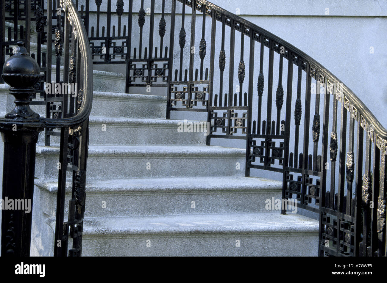N.a. USA, Georgia, Savannah.  Schmiedeeiserne Geländer & Schritte in der Stadt. Stockfoto
