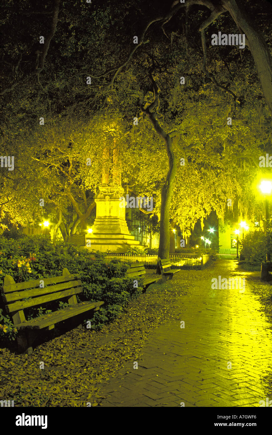 N.a. USA, Georgia, Savannah.  Wright Square bei Nacht. Stockfoto