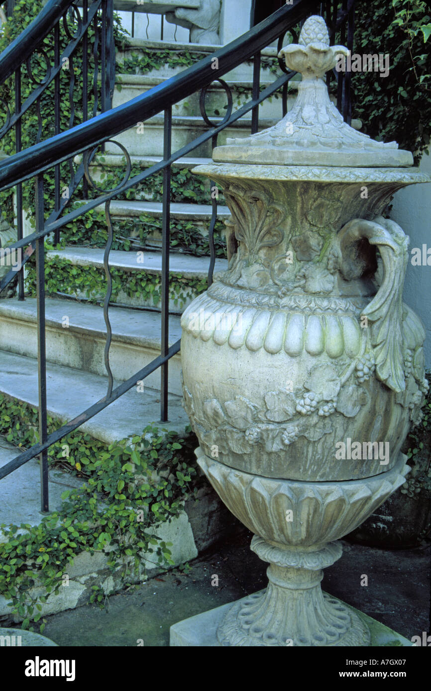 N.a. USA, Georgia, Savannah.  Große Urne in der Nähe von Schritten. Stockfoto