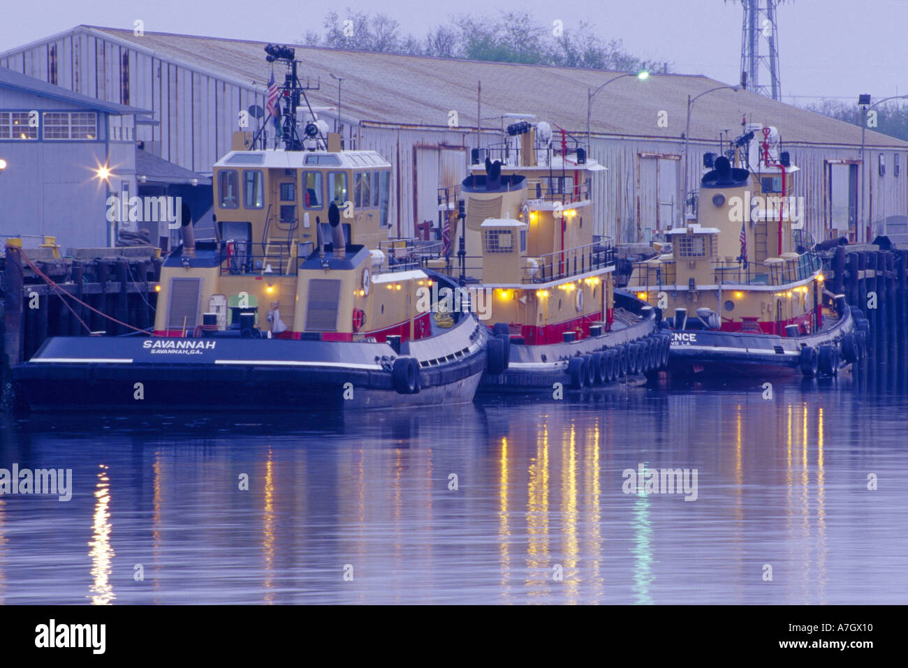 N.a. USA, Georgia, Savannah.  Schlepper am Fluss gegenüber River Street. Stockfoto