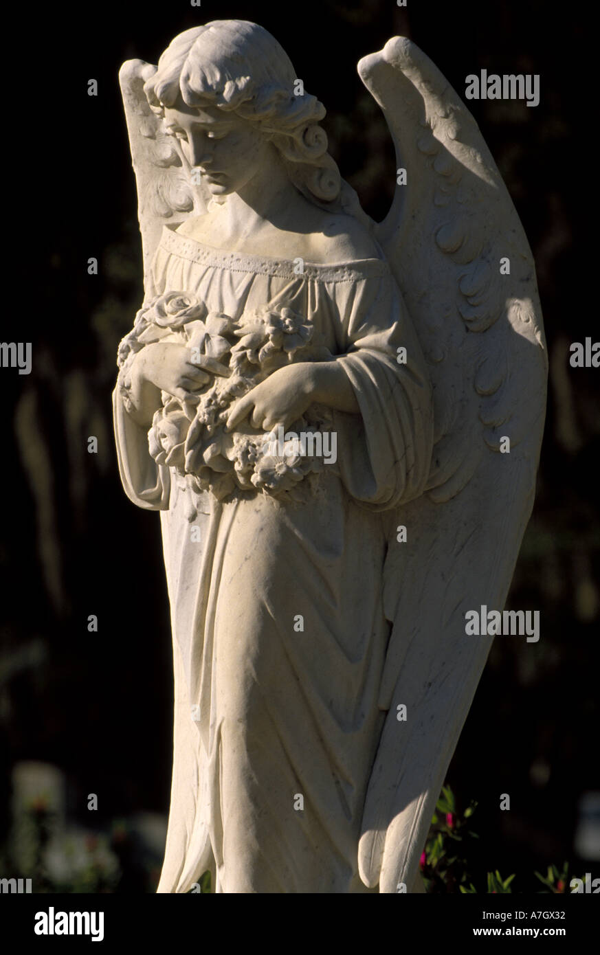 N.a. USA, Georgia, Savannah.  Engelsstatue auf Bonaventure Cemetery. Stockfoto