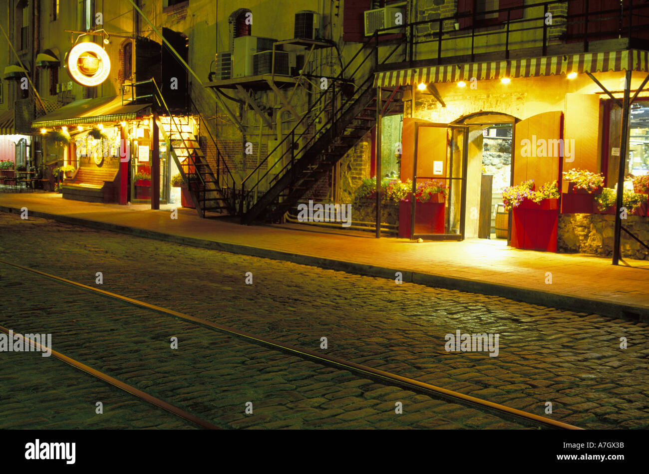 N.a. USA, Georgia, Savannah.  Schaufenster auf River Street in der Nacht. Stockfoto