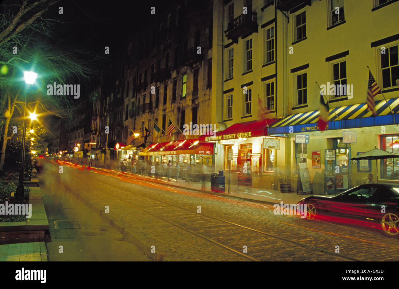 N.a. USA, Georgia, Savannah.  Schaufenster auf River Street in der Nacht. Stockfoto