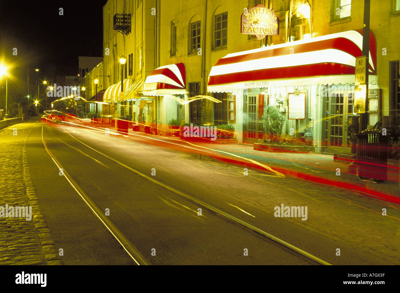 N.a. USA, Georgia, Savannah.  Schaufenster auf River Street in der Nacht. Stockfoto
