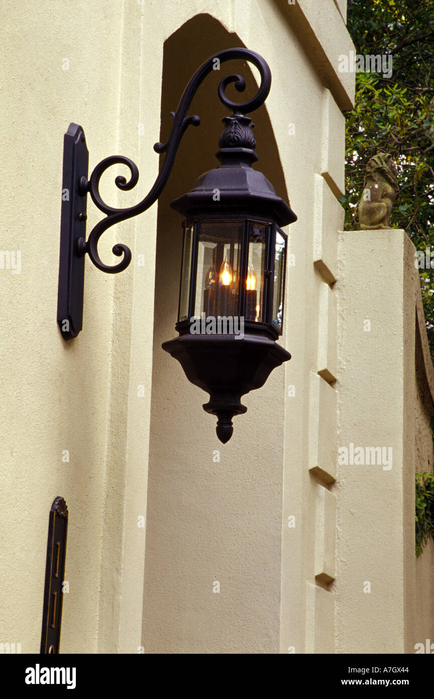 N.a. USA, Georgia, Savannah.  Laterne in der Nähe von Tor. Stockfoto