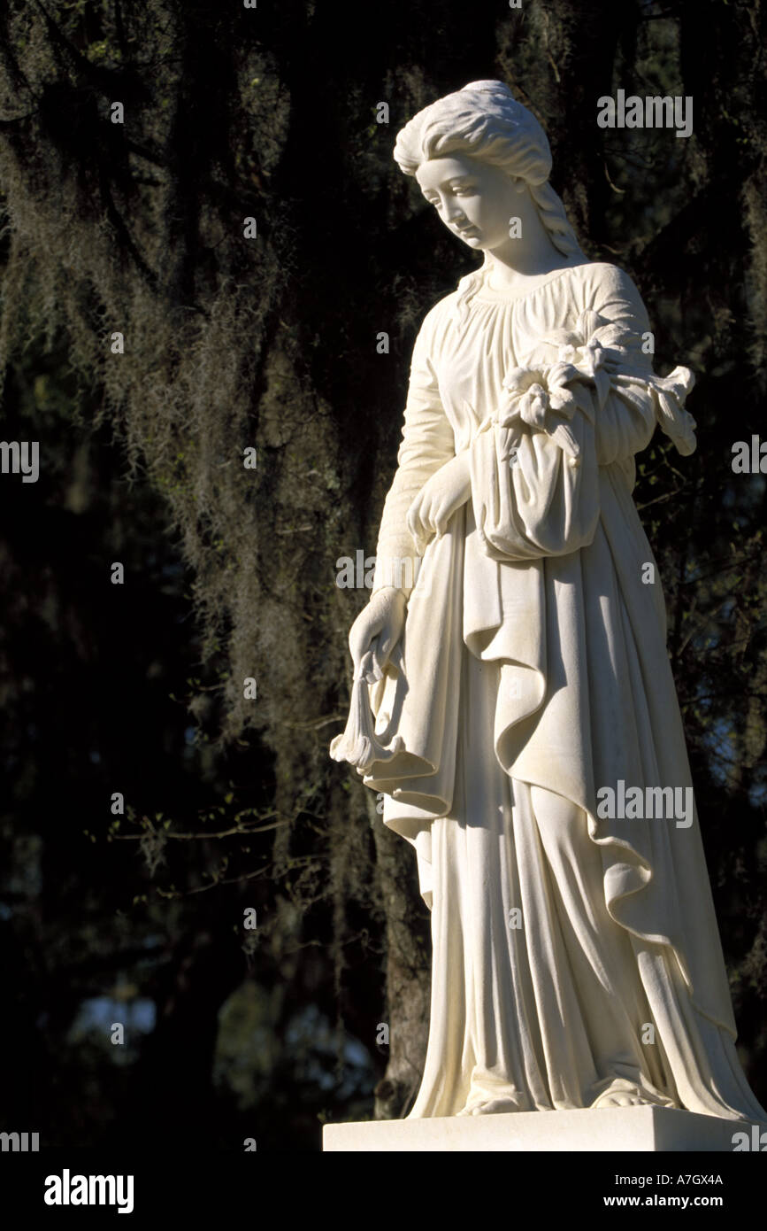 N.a. USA, Georgia, Savannah.  Engelsstatue auf Bonaventure Cemetery. Stockfoto