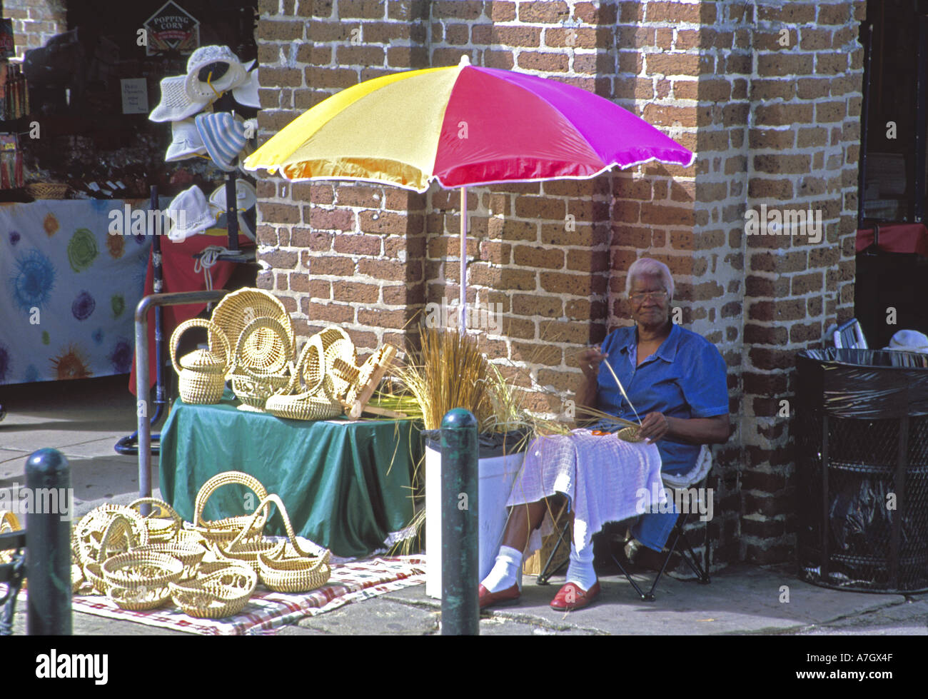 N.a. USA, Georgia, Savannah.  Savannah Frau & Sweetgrass Körbe in Farmers Market. Stockfoto