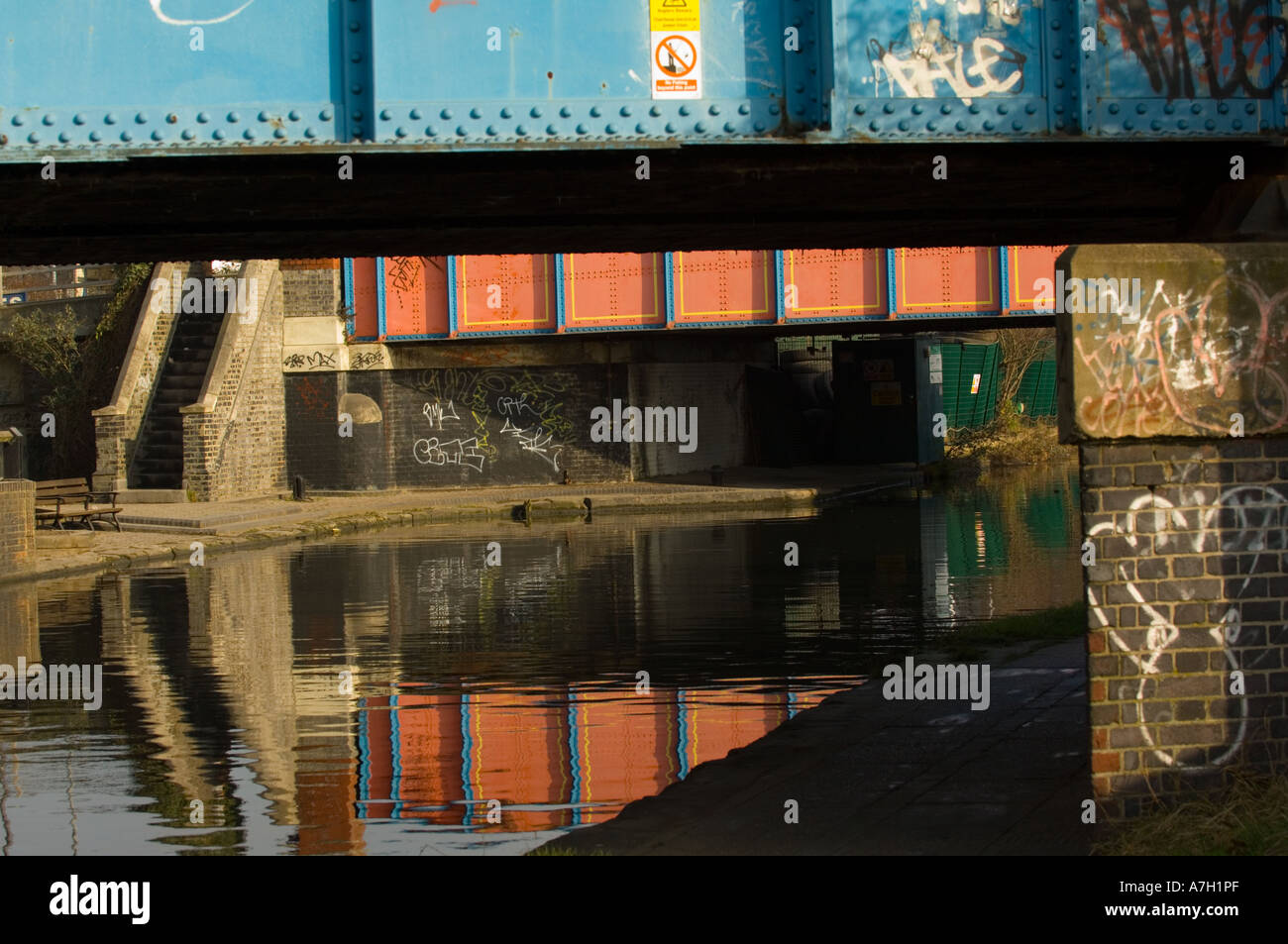 Treidelpfad entlang der Grand Union Canal, Ladbroke Grove, London Stockfoto