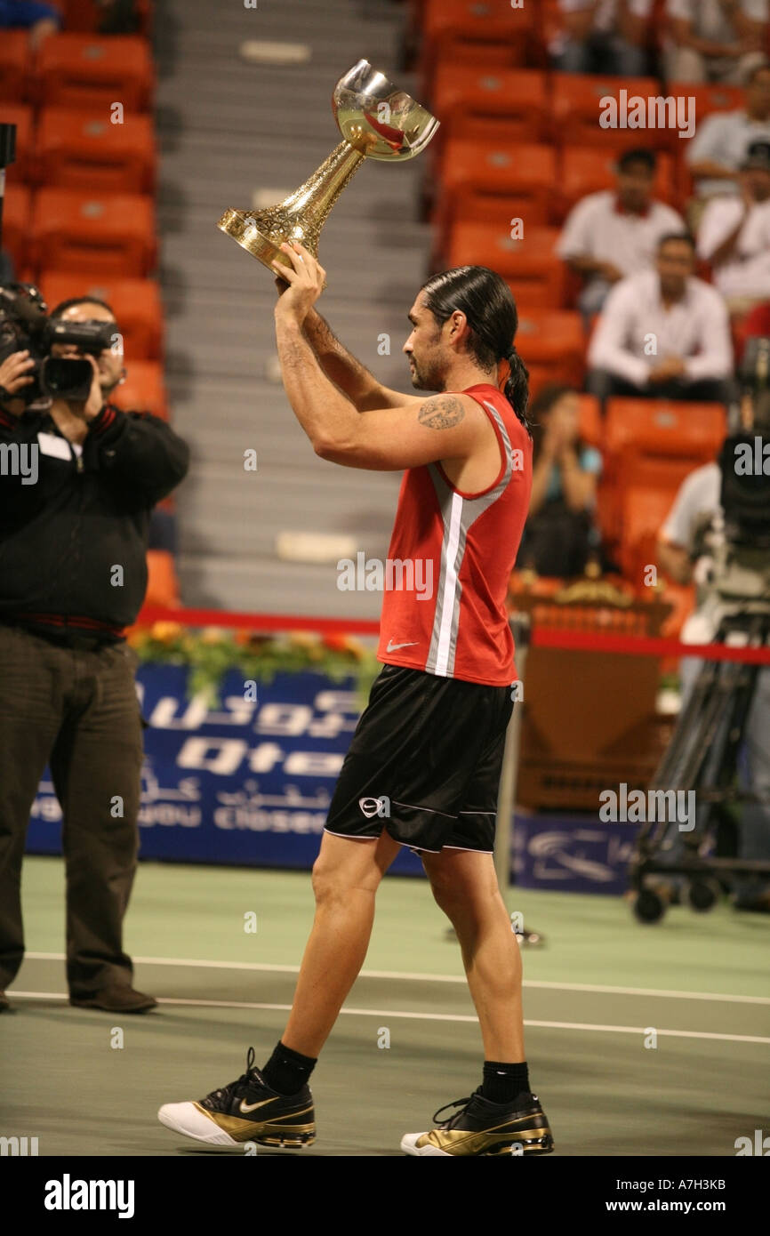 Marcelo Rios mit dem Cup nach dem Gewinn des Qtel Katar Champions-Turniers in Doha April 2006 Stockfoto