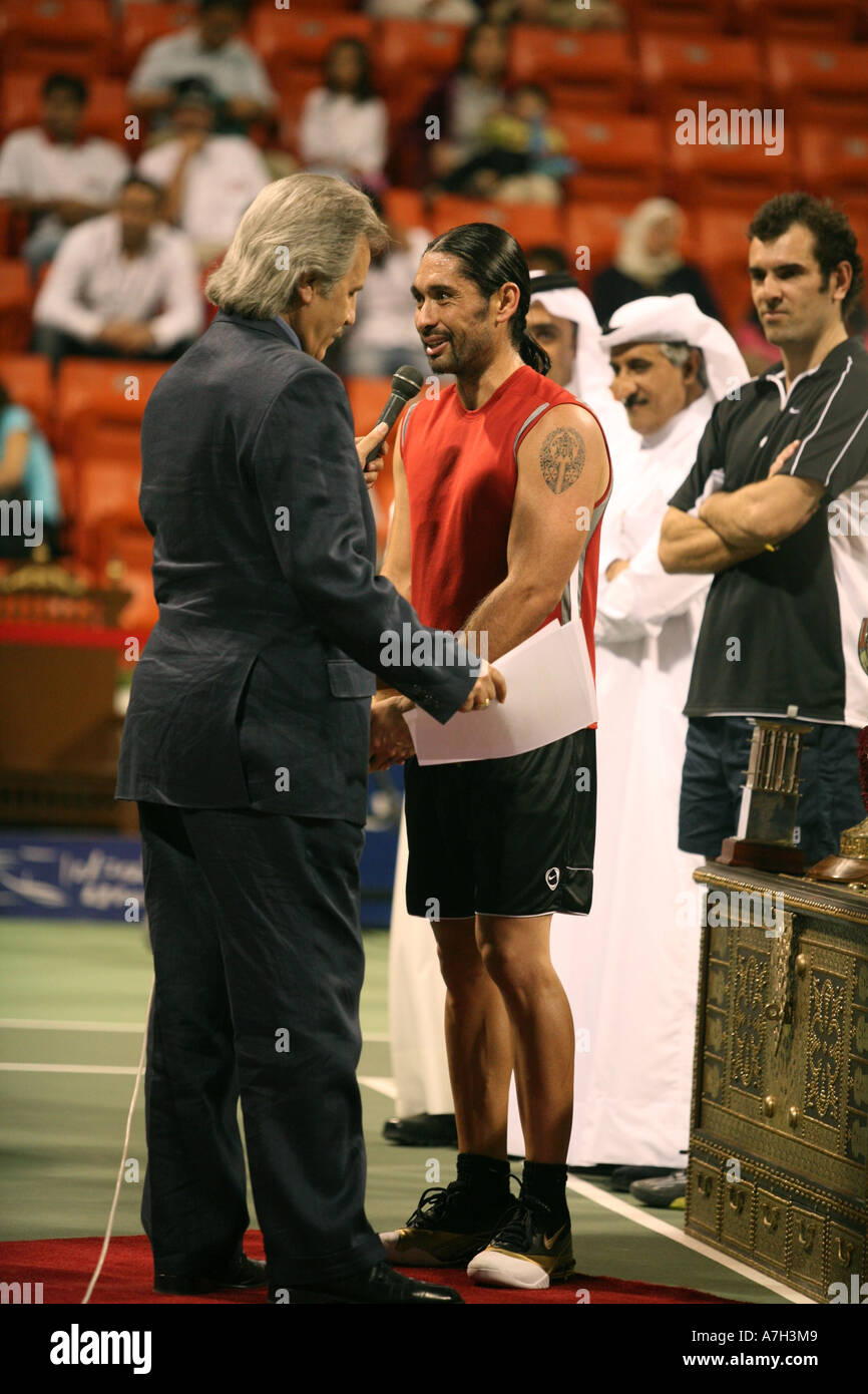 Marcelo Rios wird nach den Turniersieg Qtel Champions, Doha, 2006, nach seiner Rückkehr nach wettbewerbsfähigen Tennis interviewt Stockfoto