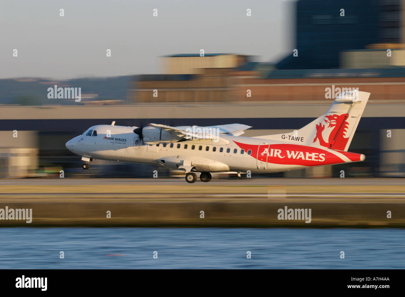 ATR 42 300 Air Wales Landung Stockfoto