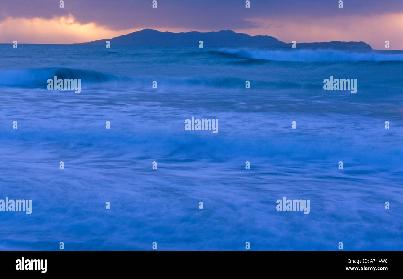 Auf der Suche nach Nordwesten Crump Island und den Atlantischen Ozean. County Galway, Irland. Stockfoto