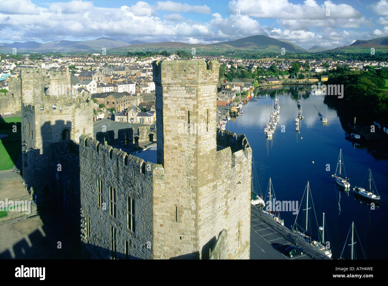 Caernarfon Castle in Gwynedd, Snowdonia Region von Nord-Wales. Über der Mündung des Flusses Arfon gesehen. Stockfoto
