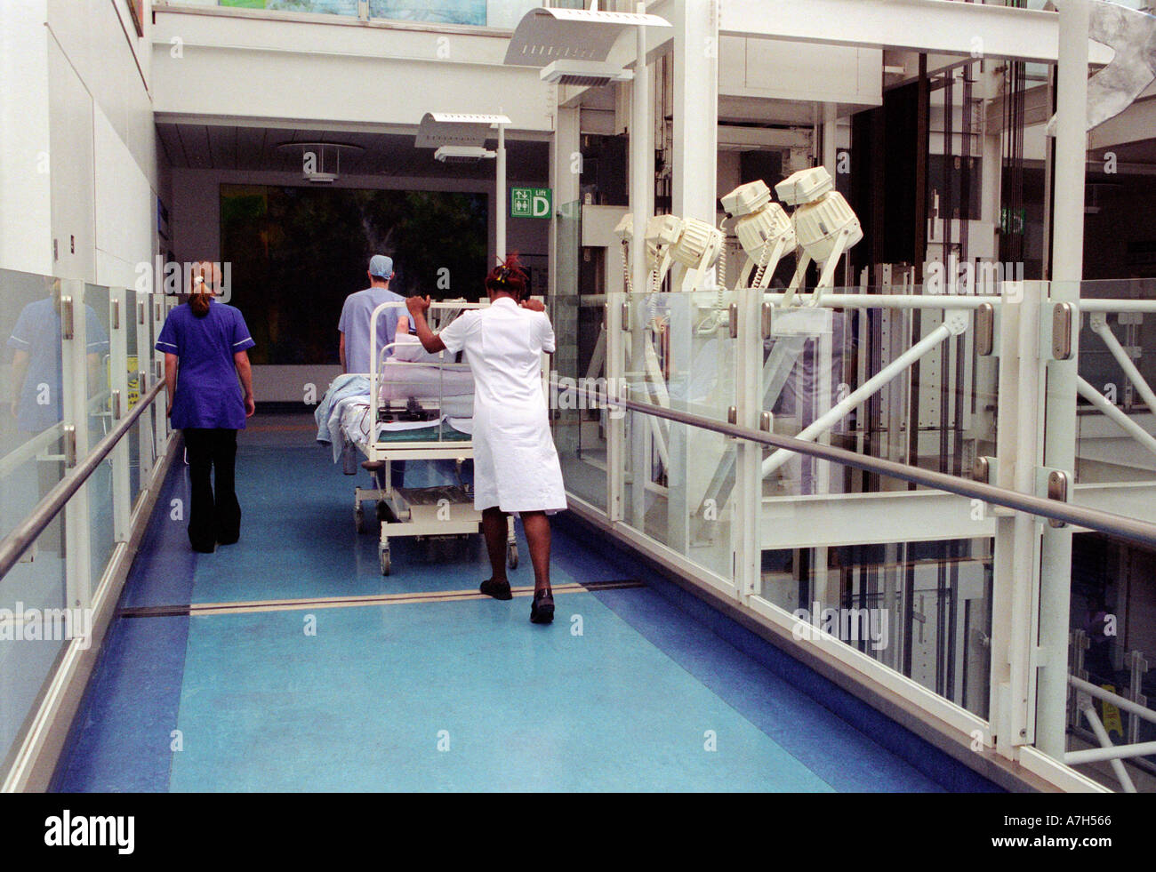 Krankenhaus-Trolley mit Patienten wird auf Rädern Flur am Westminster Hospital in London Stockfoto